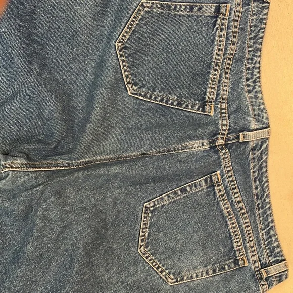 LizClaiborne Lizwear jeans, 16s. Straight leg with cuff slit. 5pocket. Mid rise. - Picture 4 of 6